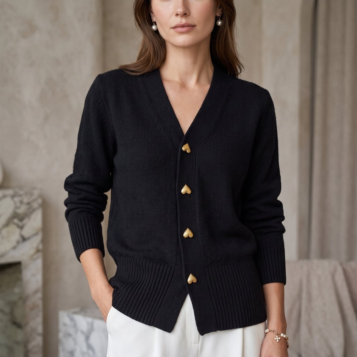 Cardigan mit V-Ausschnitt, Herzknöpfen und gerippten Bündchen