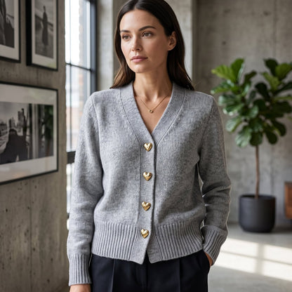 Cardigan mit V-Ausschnitt, Herzknöpfen und gerippten Bündchen
