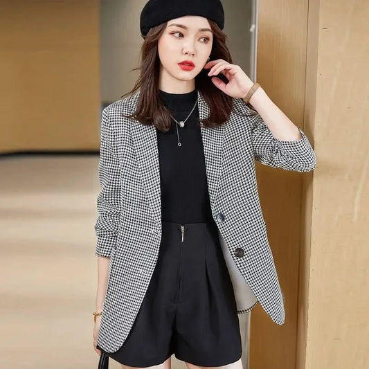 Alice | Taillierte Damenblazerjacke ohne Revers mit Karomuster