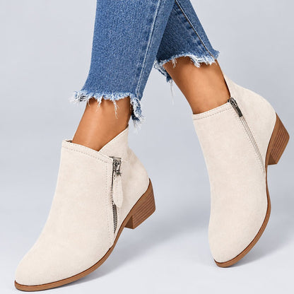 Amie | Botines de tacón ancho con escote en V para mujer