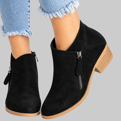 Amie | Botines de tacón ancho con escote en V para mujer
